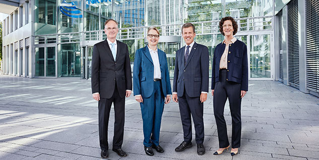 Die vier Vorstände der NRW.BANK stehen vor dem NRW.BANK-Gebäude in Düsseldorf