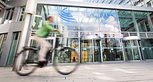 Eine Frau fährt mit dem Fahrrad an der NRW.BANK vorbei