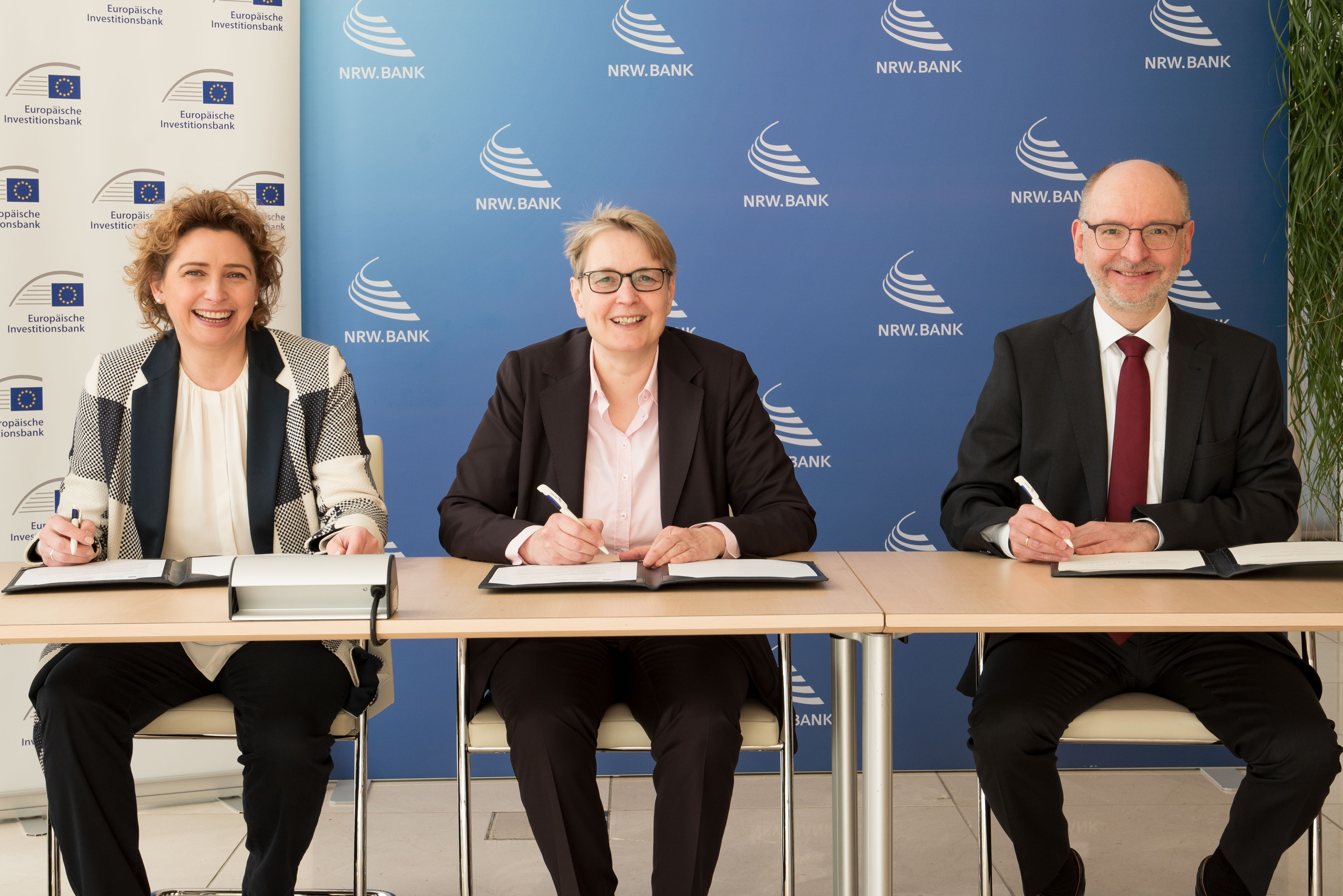Vertreterinnen und Vertreter der EIB und der NRW.BANK bei der Unterzeichnung eines Rahmenkredits NRW.BANK erhält EIB-Kredit zur Refinanzierung von Flüchtlingsunterkünften.