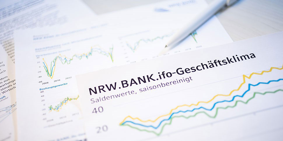 Der NRW.BANK.ifo-Geschäftsklimabericht liegt mit einem Kugelschreiber auf einem Tisch.