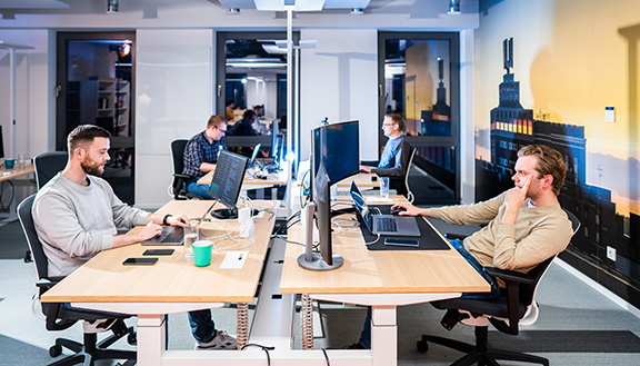 Gründer und Mitarbeiter sitzen im Büro und entwickeln die App Tremaze weiter.