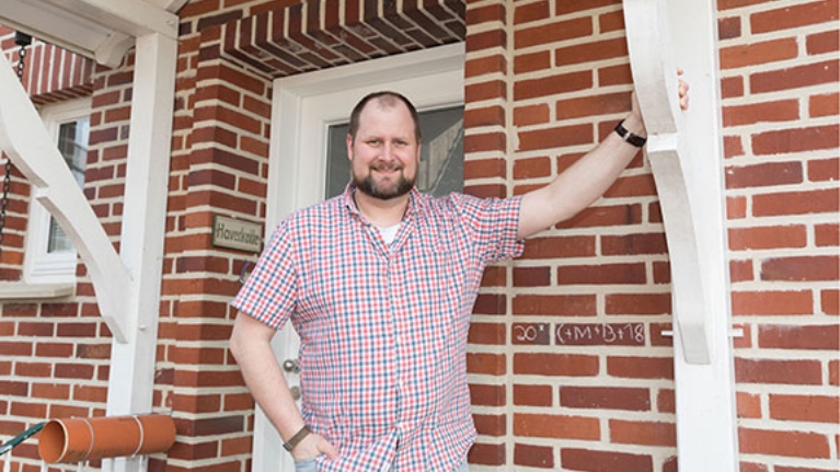 Hausbesitzer Sebastian Haverkotte steht vor seinem Haus.