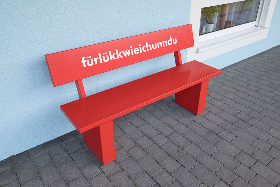 Das Bild zeigt eine rote Bank vom Seniorenzentrum Suessendell. Die NRW.BANK unterstützte die Finanzierung des Baus.