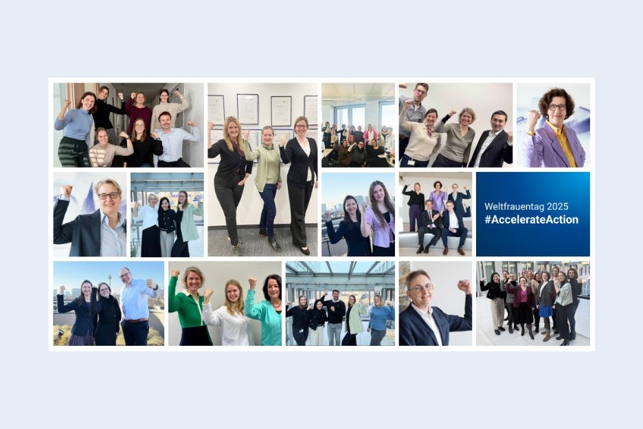 Die Mitarbeitenden der NRW.BANK mit der Geste des Weltfrauentag 2025