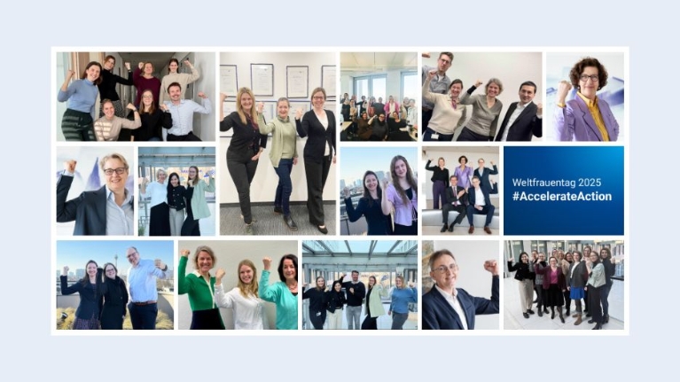 Die Mitarbeitenden der NRW.BANK mit der Geste des Weltfrauentag 2025