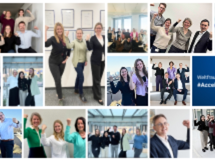 Die Mitarbeitenden der NRW.BANK mit der Geste des Weltfrauentag 2025