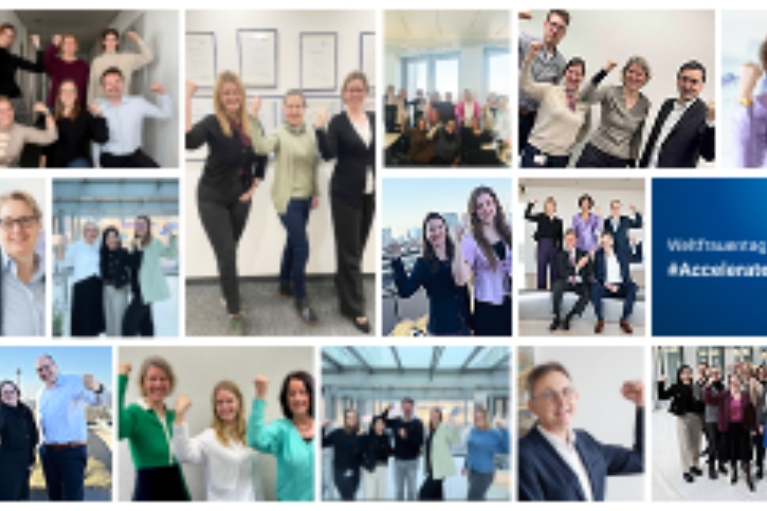 Die Mitarbeitenden der NRW.BANK mit der Geste des Weltfrauentag 2025