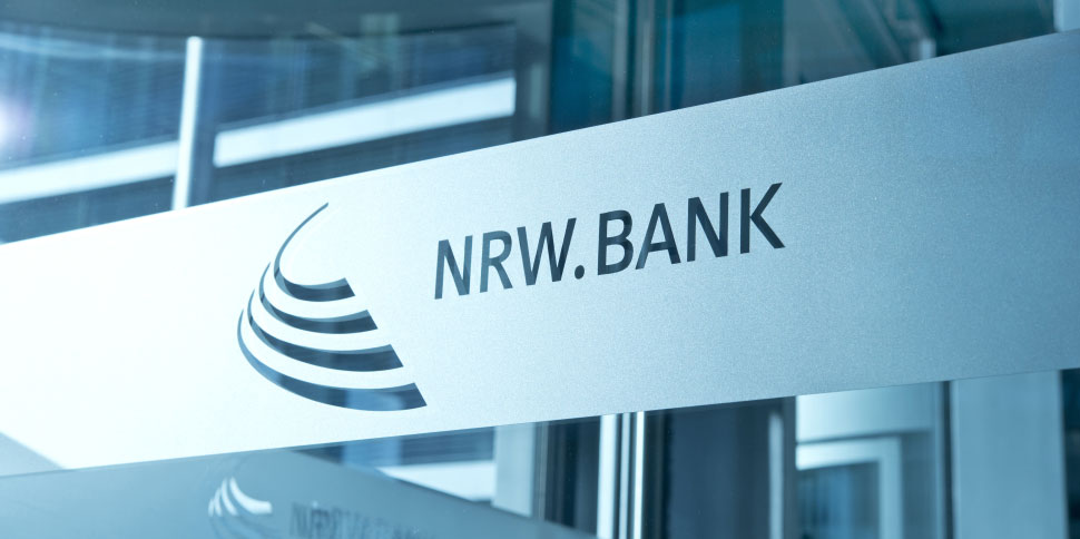 Logo der NRW.BANK auf einer Glaswand