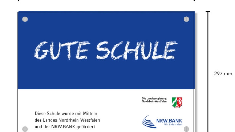 Schild mit der Überschrift Gute Schule und den Logos von NRW.BANK und NRW