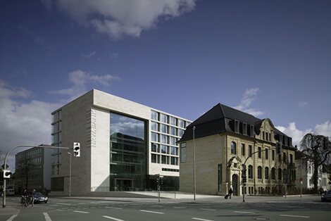NRW.Bank Zentrale in Münster: Modernes Geschäfthaus, davor ein Altbau