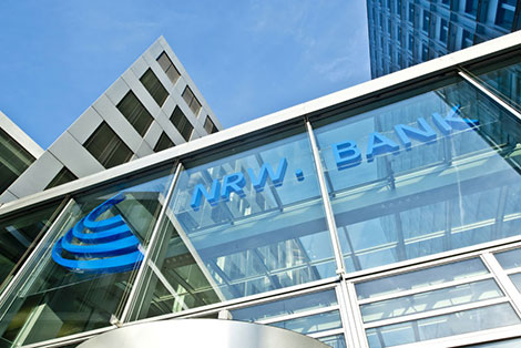 Glasfassade der NRW.BANK-Zentrale mit blauem Logo der Bank