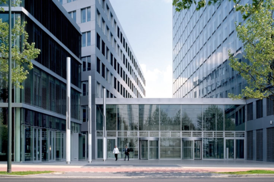 Eingangsbereich der NRW.BANK-Zenrale in Düsseldorf, mit Fensterfont und zwei Drehtüren