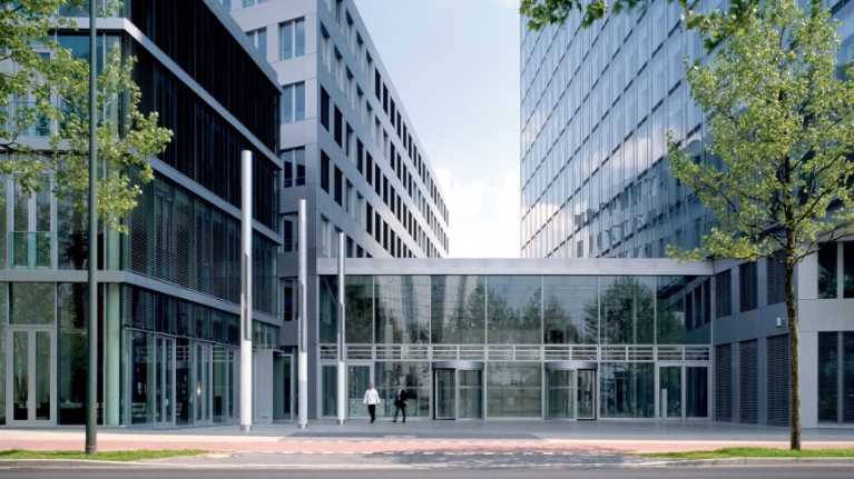 Eingangsbereich der NRW.BANK-Zenrale in Düsseldorf, mit Fensterfont und zwei Drehtüren