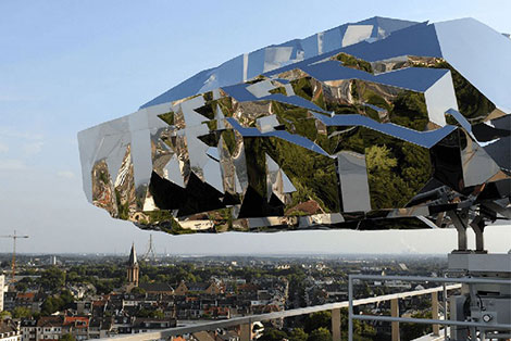 Der Crystal Rock, ein silberglänzendes Kunstobjekt auf dem Dach der NRW.BANK