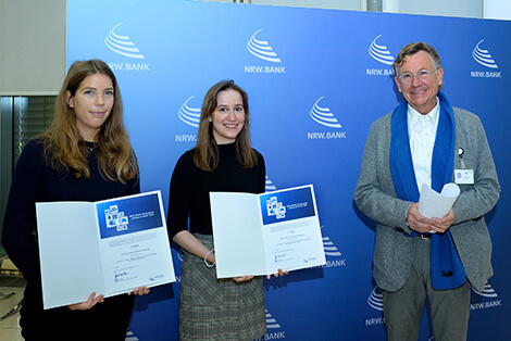 Zwei Preisträgerinnen mit Urkunde bei der Preisverleihung NRW.BANK.Studienpreis