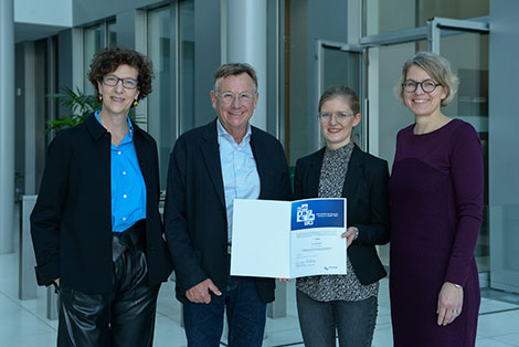 Auszeichnung des 1. Platz beim NRW.BANK.Studienpreis (v. l. n. r.): Claudia Hillenherms, Vorstandsmitglied der NRW.BANK, Prof. Dipl.-Ing. Bauass. Rolf Westerheide, Vorstand der Bundesarchitektenkammer, Lena Mengede (mit Urkunde), TU Dortmund, und Melanie Kloth, Leiterin des Referats 