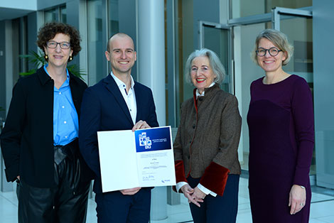 Auszeichnung des 3. Platz beim NRW.BANK.Studienpreis (v. l. n. r.): Claudia Hillenherms, Vorstandsmitglied der NRW.BANK, Michael Herwegen (mit Urkunde), Uni Duisburg-Essen, Dipl.-Ing. Anne Luise Müller, Amtsleiterin a. D. Stadtplanungsamt Köln, und Melanie Kloth, Leiterin des Referats 