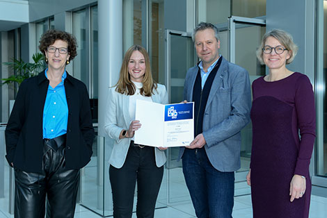 Auszeichnung des 3. Platz beim NRW.BANK.Studienpreis (v. l. n. r.): Claudia Hillenherms, Vorstandsmitglied der NRW.BANK, Nathalie Hüppen (mit Urkunde), TU Dortmund, Dipl.-Ing. Sven Macdonald, Abteilungsleiter Stadtentwicklung Stadt Wuppertal, und Melanie Kloth, Leiterin des Referats 