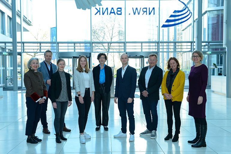 Die drei anwesenden Preisträgerinnen und Preisträger mit der Jury im Foyer der NRW.BANK.