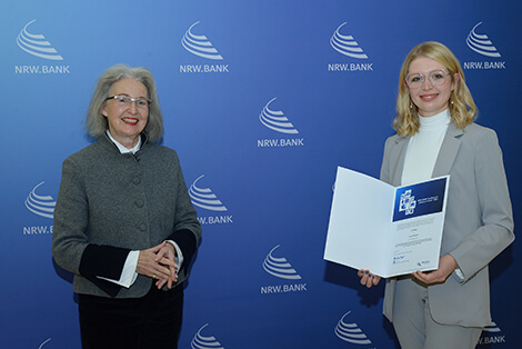Eine Preisträgerin mit Urkunde bei der Preisverleihung NRW.BANK.Studienpreis
