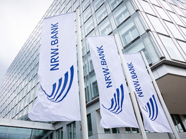 Die Firmenzentrale der NRW.BANK, davor wehende Fahnen mit dem Logo der Bank