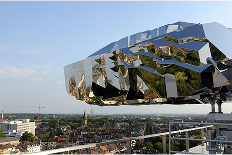 Silbern glänzendes Kunstobjekt Crystal Rock auf dem Dach der NRW.BANK