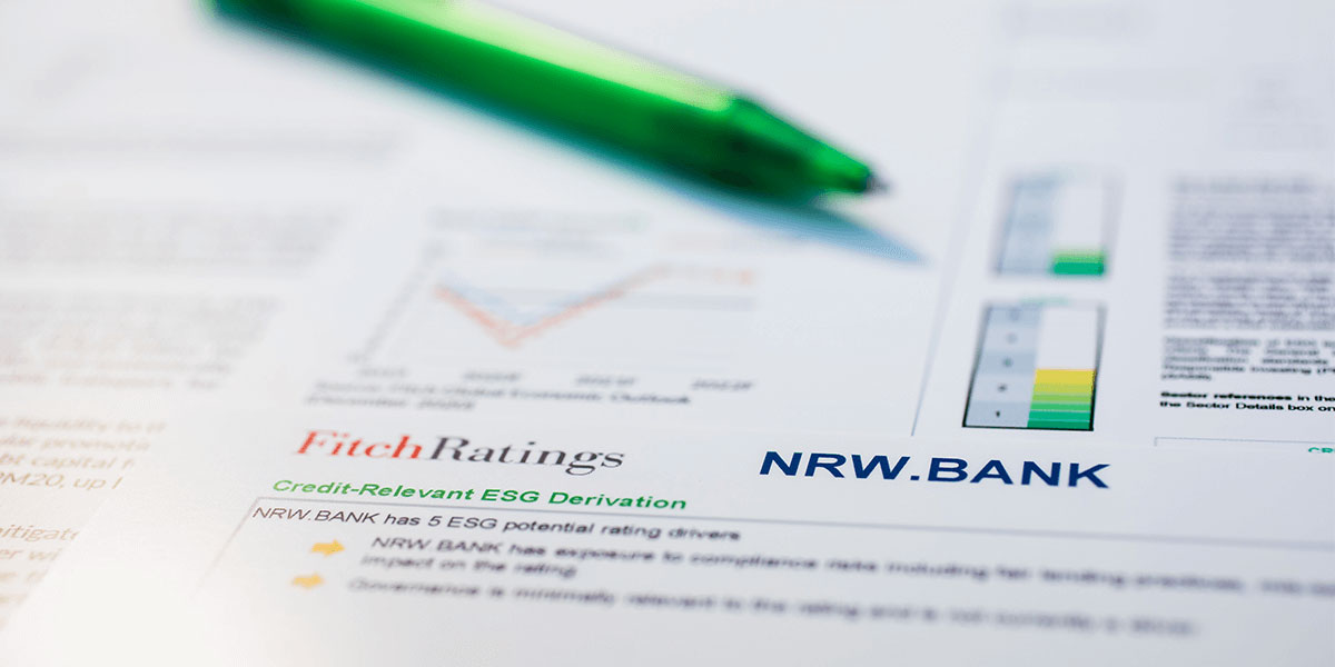 A rating report for NRW.BANK is on one table.