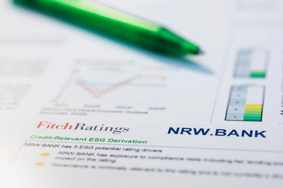 A rating report for NRW.BANK is on one table.