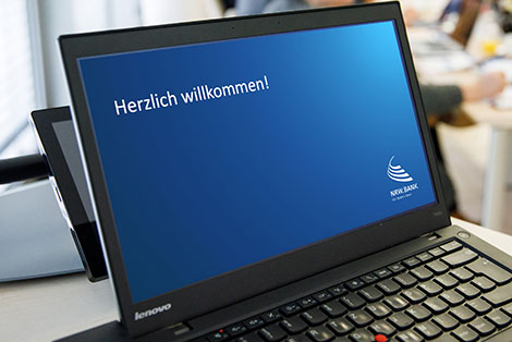 Ein Laptop mit blauen Sperrbildschirm und der Begrüßung 