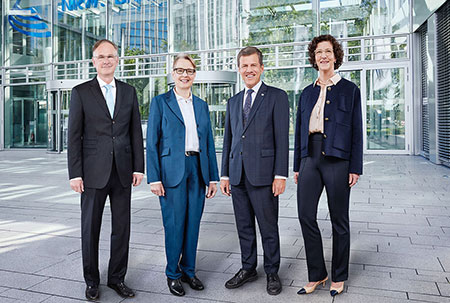 Der Vorstand vor dem Gebäude der NRW.BANK: Michael Stölting, Gabriela Pantring, Eckhard Forst und Claudia Hillenherms.