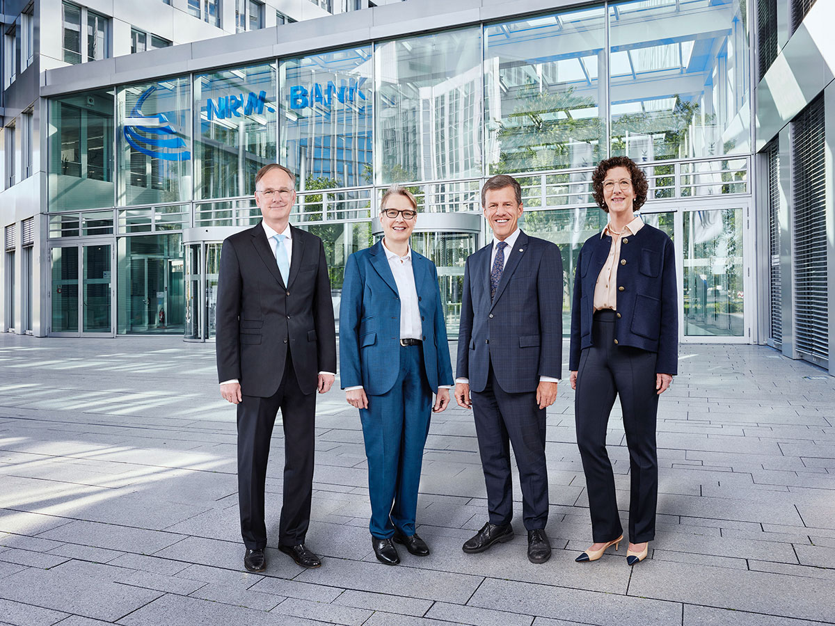Der Vorstand vor dem Gebäude der NRW.BANK: Michael Stölting, Gabriela Pantring, Eckhard Forst und Claudia Hillenherms.