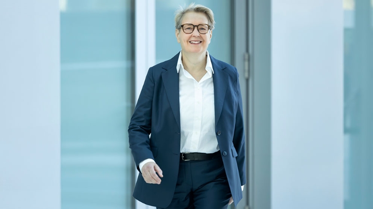 Vorstandsvorsitzende Gabriela Pantring im Foyer der NRW.BANK