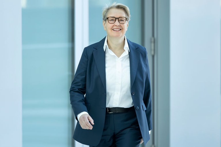 Vorstandsvorsitzende Gabriela Pantring im Foyer der NRW.BANK