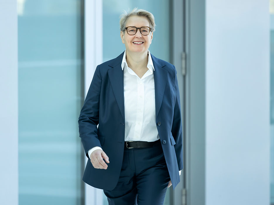 Vorstandsvorsitzende Gabriela Pantring im Foyer der NRW.BANK
