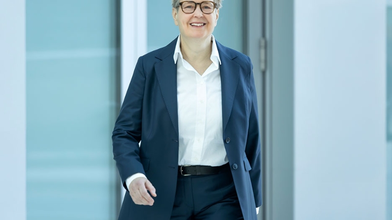 Vorstandsvorsitzende Gabriela Pantring im Foyer der NRW.BANK