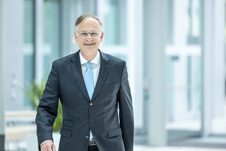 Michael Stölting läuft durchs Foyer der NRW.BANK