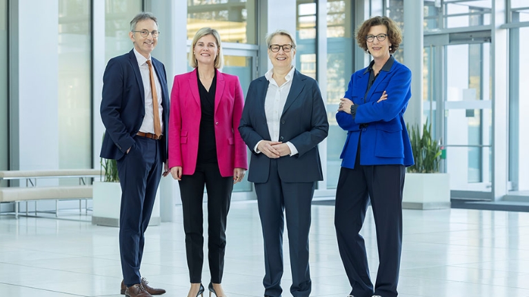 Der Vorstand der NRW.BANK steht im Foyer