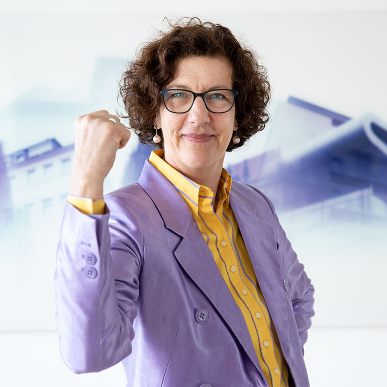 Claudia Hillenherms spannt den Bizeps an