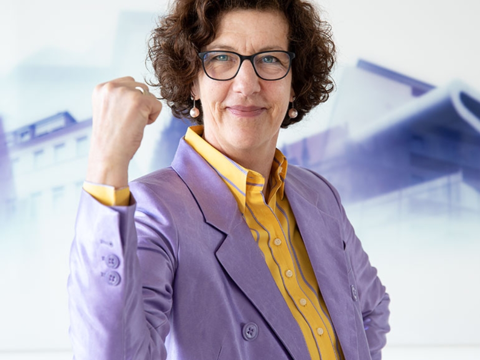 Claudia Hillenherms spannt den Bizeps an