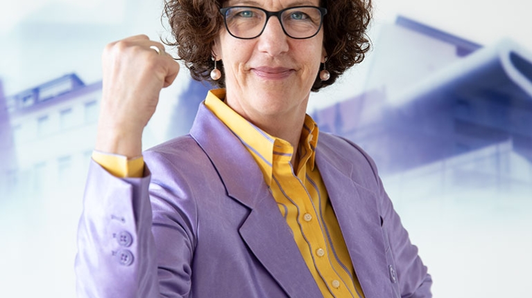 Claudia Hillenherms spannt den Bizeps an