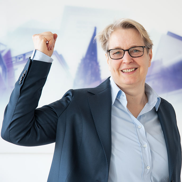 Gabriela Pantring mit der Geste zum Weltfrauentag 2025