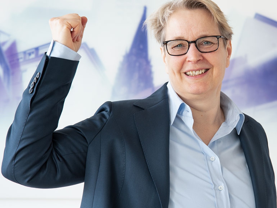 Gabriela Pantring mit der Geste zum Weltfrauentag 2025