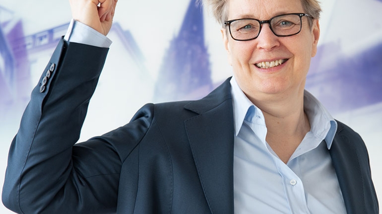 Gabriela Pantring mit der Geste zum Weltfrauentag 2025