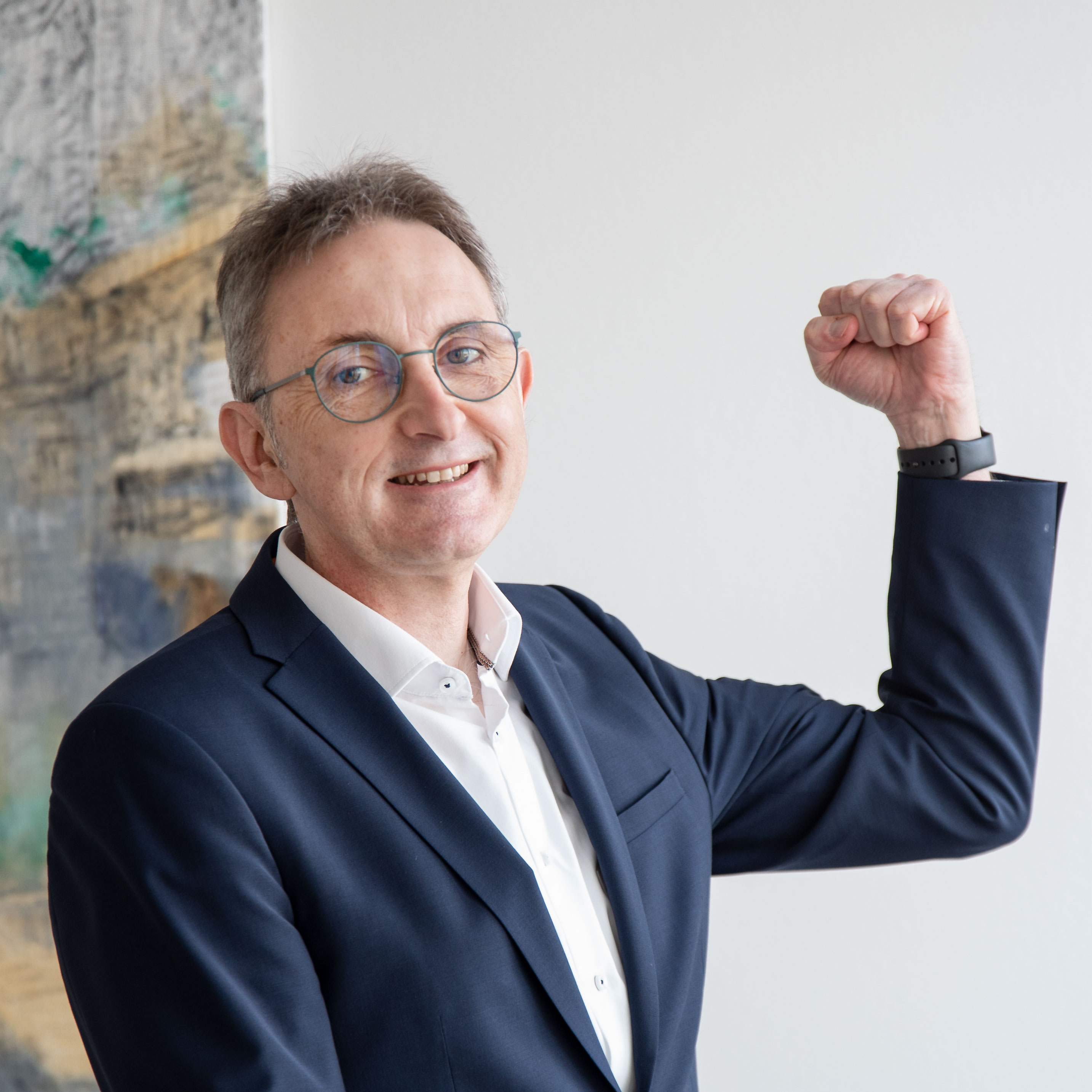 Dr. Peter Stemper unterstützt die Aktion zum Weltfrauentag und spannt den Bizeps an.