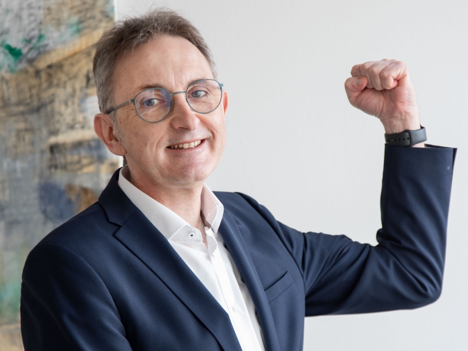 Dr. Peter Stemper unterstützt die Aktion zum Weltfrauentag und spannt den Bizeps an.