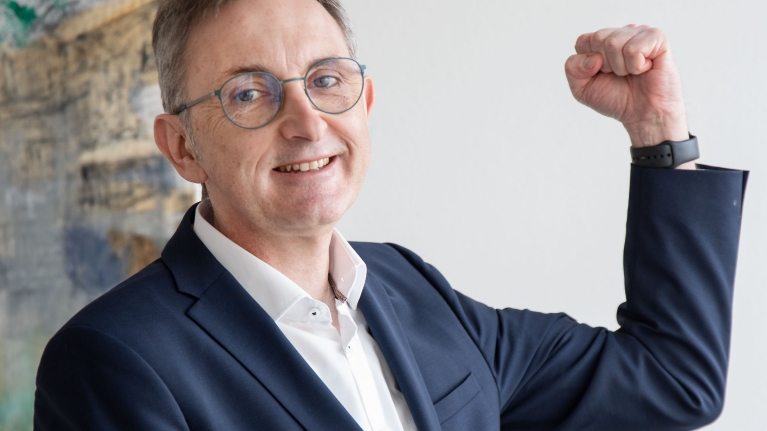 Dr. Peter Stemper unterstützt die Aktion zum Weltfrauentag und spannt den Bizeps an.