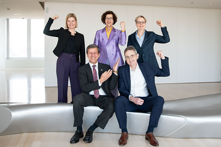Der Vorstand der NRW.BANK beteiligt sich an der Fotoaktion zum Weltfrauentag 2025