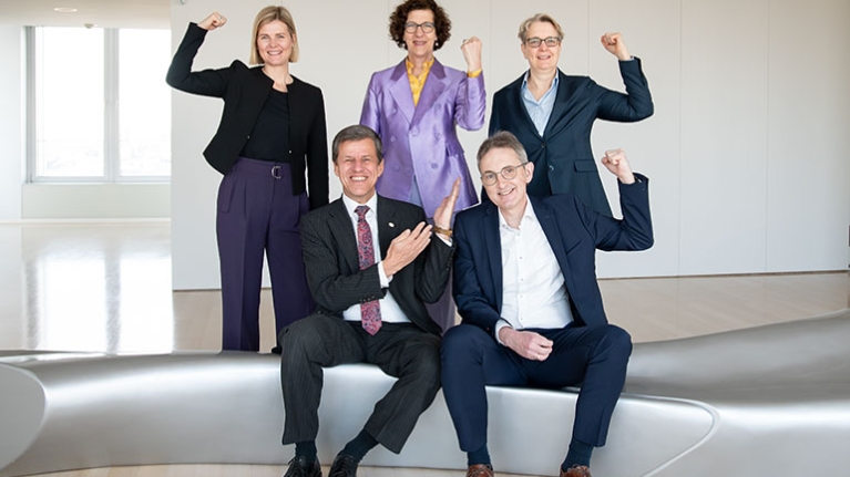 Der Vorstand der NRW.BANK beteiligt sich an der Fotoaktion zum Weltfrauentag 2025