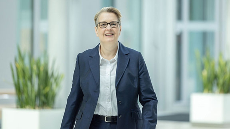 Gabriela Pantring läuft durch das Foyer der NRW.BANK