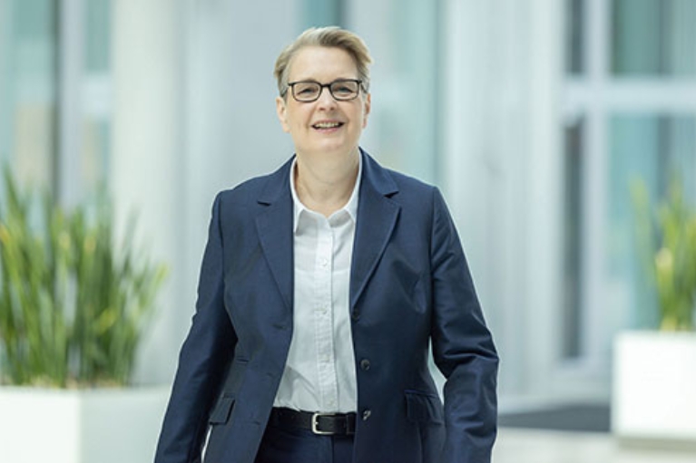 Gabriela Pantring läuft durch das Foyer der NRW.BANK